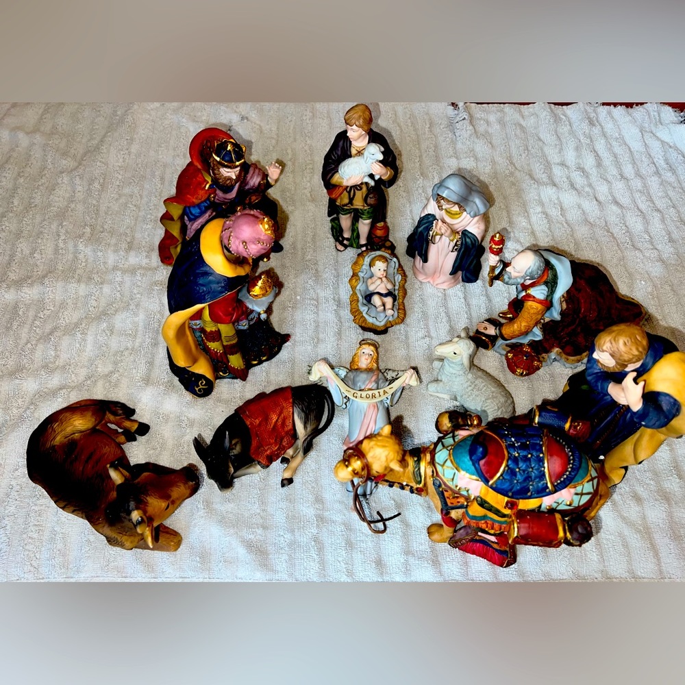 VINTAGE NATIVITY SET HAND PAINTED  13 PIECES VERY RARE